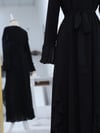 Eteği ve Kolları Fırfırlı Kuşaklı Elbise -Siyah