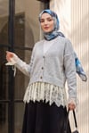 Kolları Büzgülü Bağcıklı Eteği Ve Kolları Dantel Detaylı Düğmeli Yumoş Hırka -Açık Gri