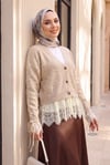 Kolları Büzgülü Bağcıklı Eteği Ve Kolları Dantel Detaylı Düğmeli Yumoş Hırka -Bej