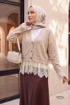 Kolları Büzgülü Bağcıklı Eteği Ve Kolları Dantel Detaylı Düğmeli Yumoş Hırka -Bej