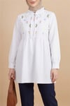 V Yaka Bağlamalı Yakası Fırfırlı Çiçek Nakışlı Poplin Tunik -Beyaz-Tunik-349-8051-R02