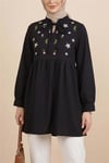 V Yaka Bağlamalı Yakası Fırfırlı Çiçek Nakışlı Poplin Tunik -Siyah-Tunik-349-8051-R01