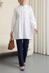 V Yaka Bağlamalı Yakası Fırfırlı Çiçek Nakışlı Poplin Tunik -Beyaz-Tunik-349-8051-R02