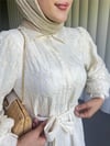 Yarım Düğmeli Beli Bağlamalı Astarlı Güpür İşlemeli Pamul Elbise -Ekru-Elbise-123-2506-R07