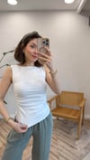 BEYAZ 31589 BÜZGÜLÜ SIFIR KOL BLUZ 