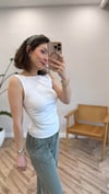 BEYAZ 31589 BÜZGÜLÜ SIFIR KOL BLUZ 