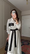 BEYAZ 6736 İŞLEME DETAY ÇİZGİLİ ELBİSE 
