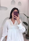 BEYAZ GÜPÜR DETAY ELBİSE