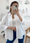 BEYAZ OVERSİZE CEPLİ GÖMLEK 