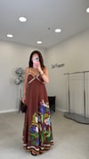 KAHVE 016 DÜĞÜM DETAY BASKILI ELBİSE 