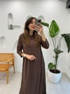 KAHVE 5718 YANLARI FERMUARLI ELBİSE 