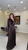 KAHVE 7031 BÜZGÜ DETAY SATEN ELBİSE