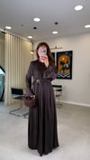 KAHVE 7031 BÜZGÜ DETAY SATEN ELBİSE