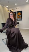 KAHVE 7031 BÜZGÜ DETAY SATEN ELBİSE