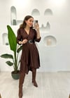 KAHVE KEMERLİ SATEN KRUVAZE ELBİSE