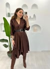 KAHVE KEMERLİ SATEN KRUVAZE ELBİSE
