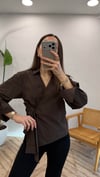 KOYU KAHVE 1023 BAĞLAMALI GÖMLEK 