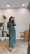 KOYU YEŞİL 5735 GOLD DETAY KEMERLİ ELBİSE 