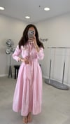 PEMBE 2472 BROŞLU ELBİSE