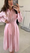 PEMBE 2472 BROŞLU ELBİSE