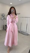 PEMBE 2472 BROŞLU ELBİSE