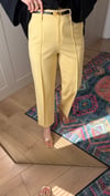 SARI 2674 KEMERLİ DÜZ PAÇA PANTOLON 