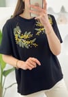 SİYAH NAKIŞLI TSHIRT