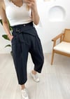 SİYAH ÖNÜ PİLELİ B.KEMERLİ HAVUÇ PANT