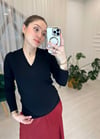 SİYAH V YAKA MANŞETLERİ ÇITÇITLI KAZAK