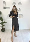 SİYAH YIRTMAÇLI DESEN ELBİSE 