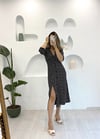 SİYAH YIRTMAÇLI DESEN ELBİSE 