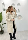 TAŞ STOPERLİ YAKASİ BÜZGÜLÜ KAP
