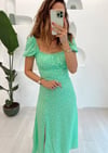 YEŞİL DESENLİ BÜZGÜLÜ ELBİSE 