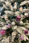12li Pembe Gümüş Renkli Karma Set Yılbaşı Çam Ağacı Süsü Noel Baba Davul Hediye Paketi Cici Top