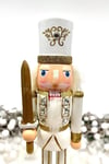25 Cm Kılıçlı Fındıkkıran Gold Beyaz Renkli Kurşun Asker Simli Nutcracker Yılbaşı Yeni Yıl Dekoru