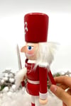 25 Cm Kılıçlı Fındıkkıran Kırmızı Beyaz Renkli Kurşun Asker Nutcracker Yılbaşı Yeni Yıl Dekoru