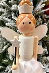 55 Cm Taçlı Melek Fındıkkıran Beyaz Renkli Yıldız Asalı Nutcracker Simli Yılbaşı Yeni Yıl Dekoru