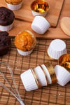 Beyaz Parlak Karton 25li Kek Kalıbı Kenarı Gold Kaplama Fırında Dağılmayan 6.5x4 Cm Muffin Cupcake