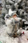 Dans Eden Müzikli Işıklı Noel Baba 30 cm Beyaz Gümüş Kış Temalı Gaz Lambalı Yılbaşı Yeni Yıl Dekoru