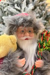 Dans Eden Müzikli Işıklı Noel Baba 30 Cm Kırmızı Kıyafetli Ayıcık Torba Detay Yılbaşı Yeni Yıl Dekor