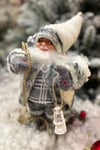 Dans Eden Müzikli Işıklı Noel Baba 30 cm Beyaz Gümüş Kış Temalı Gaz Lambalı Yılbaşı Yeni Yıl Dekoru