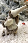 Dans Eden Noel Baba Müzikli Işıklı 30 Cm Soğuktan Yanakları Kızarmış Torbalı Yılbaşı Yeni Yıl Süsü