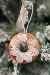 Granül Serpiştirilmiş Donut Yılbaşı Ağacı Süsü 8 Cm Renkli Parıltılı Yeni Yıl Strafor Çam Ağaç Süsü