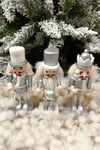 Gümüş Fındıkkıran 3lü Set 15 Cm Mızrak Davul Tüfekli Kurşun Asker Nutcracker Yılbaşı Yeni Yıl Dekor