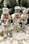 Gümüş Fındıkkıran 3lü Set 15 Cm Mızrak Davul Tüfekli Kurşun Asker Nutcracker Yılbaşı Yeni Yıl Dekor
