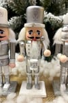 Gümüş Fındıkkıran 3lü Set 15 Cm Mızrak Davul Tüfekli Kurşun Asker Nutcracker Yılbaşı Yeni Yıl Dekor