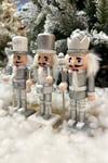 Gümüş Fındıkkıran 3lü Set 15 Cm Mızrak Davul Tüfekli Kurşun Asker Nutcracker Yılbaşı Yeni Yıl Dekor