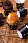 Gümüş Yaldızlı Siyah 12li Kek Kalıbı Yıldız Konfeti Detaylı Fırında Dağılmayan 6.5x5 Cm Muffin