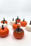 Halloween Partisi Balkabağı Dekoru Turuncu Beyaz Renkli 9 Adet 4.5 cm Cadılar Bayramı Süsleme Süsü