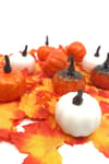 Halloween Partisi Balkabağı Dekoru Turuncu Beyaz Renkli 9 Adet 4.5 cm Cadılar Bayramı Süsleme Süsü